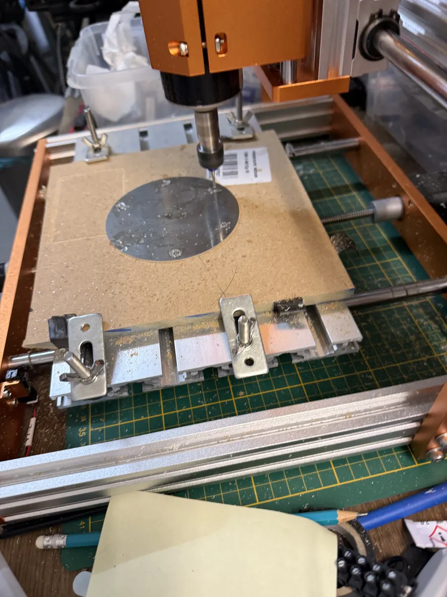 La fraiseuse CNC usine un disque d'aluminium bridé sur le martyr.